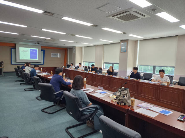소상공인시장진흥공단은 지난 13일 소상공인과 자영업자를 돕는 종합대책의 효과적인 안착을 위해 유관기관과 워크숍을 가졌다. 소상공인시장진흥공단 제공