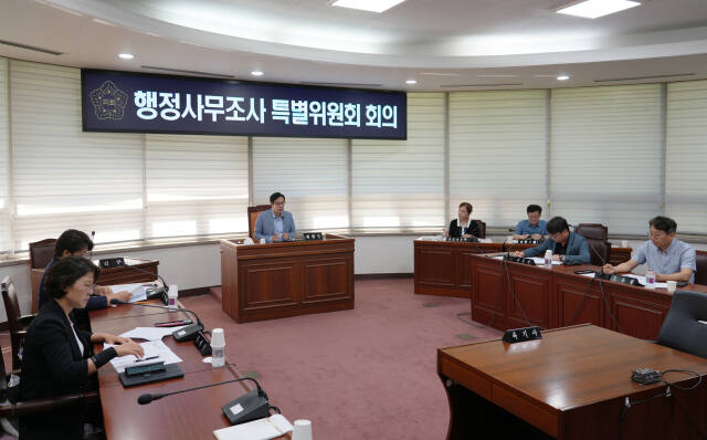 하남시의회 ‘동서울변전소 옥내화 및 증설 사업’ 행정사무조사 특별위원회가 19일 긴급회의를 갖고 향후 대응 방안 등을 논의하고 있다. 하남시의회 제공