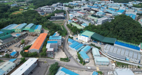 19일 화성시 한 공장 단지에 위반건축물이 무분별하게 있는 모습이다. 경기일보DB