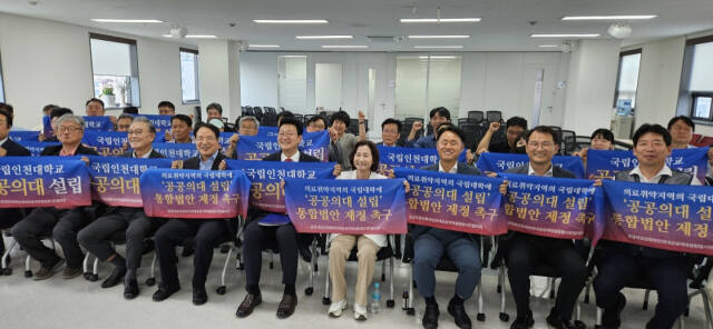 19일 오후 3시 인천시당 대회의실에서 공공의료 강화와 인천대 공공의대 설립 범시민협의회와 공공의료 강화와 인천대학교 공공의대 설립 추진을 위한 협약을 하고 기념촬영 하고 있다. 시당 제공