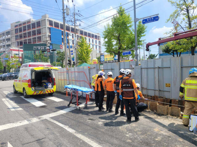 19일 오전 11시27분께 인천 미추홀구의 한 열수송관 공사 현장에서 40대 A씨가 작업 중 지하 5m 아래로 떨어졌다. 인천소방본부제공