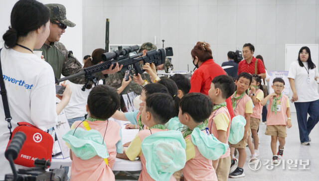 고양특례시 2024 을지연습 시민안보·안전체험 행사장에서 꿈나무민방위대장들이 진시된 군장비에 대한 설명을 듣고 있다. 신진욱기자