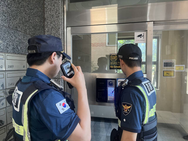 분당경찰서 관계자들이 지역 내 공동주택 공동현관 프리패스를 시연하는 모습. 분당경찰서 제공
