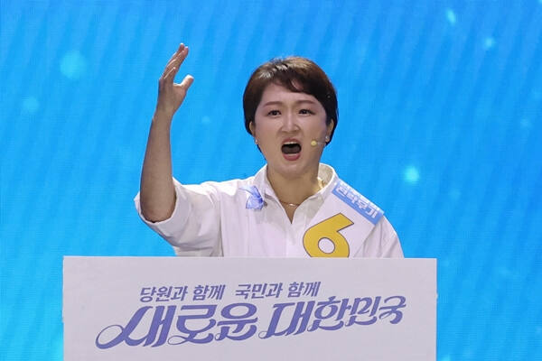 더불어민주당 이언주 최고위원 후보가 지난 18일 오후 서울 송파구 올림픽공원 KSPO돔에서 열린 전국당원대회에서 정견발표를 하고 있다. 연합뉴스