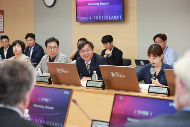 지난 19일 오후 용인시청 영상회의실에서 진행된 미국 ‘새크라멘토 지역 경제 연합회(GSEC)’와의 간담회에 참석한 관계자들이 의견을 나누고 있다. 용인특례시 제공