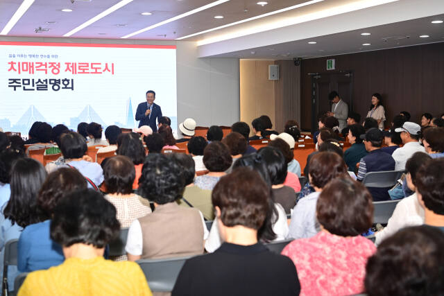 지난 7월 이재호 연수구청장이 주민들에게 치매걱정 제로도시에 대해 설명하고 있다. 연수구 제공