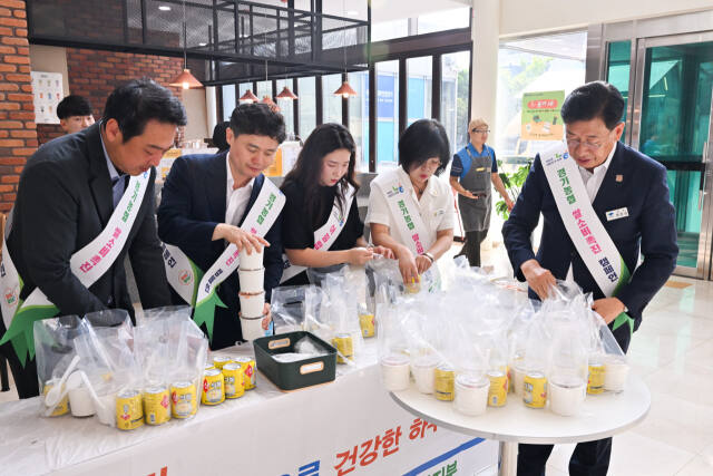 전진선 양평군수(오른쪽 첫번째)와 황선호 양평군의회 의장(왼쪽 첫번째), 최용수 농협은행 양평군지부 관계자들이 ‘아침밥 먹기 캠페인’을 하고 있다. 농협 제공