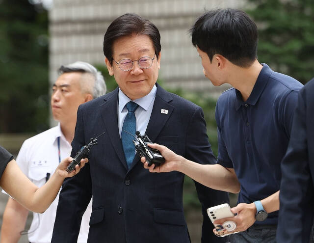 더불어민주당 이재명 대표가 20일 오전 서울 서초구 서울중앙지법에서 열린 '대장동 배임·성남FC 뇌물' 관련 1심 속행 공판에 출석하고 있다. 연합뉴스