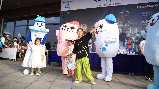 한 중국인 관람객이 인천의 마스코트인 물범 3형제와 기념사진을 촬영하고 있다. 인천시 제공