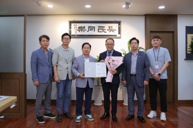 주광덕 남양주시장(왼쪽 세 번째)이 서상철 신임 (사)남양주시자원봉사센터장(왼쪽 네 번째)에게 임용장을 수여했다. 남양주시 제공