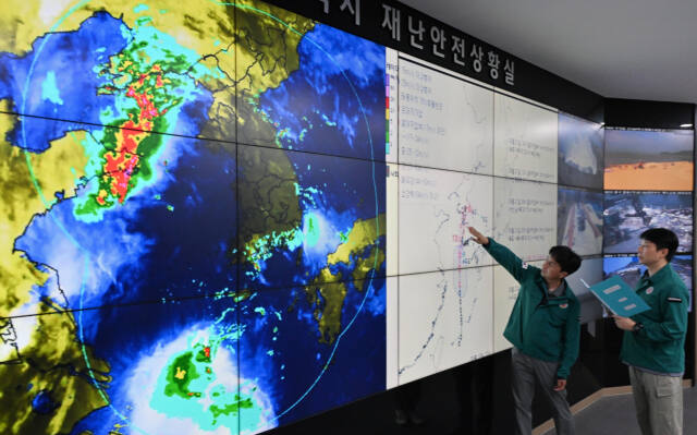 지난 20일 인천 남동구 인천시청 재난안전상황실에서 근무자들이 제9호 태풍 '종다리'의 경로를 상황점검하고 있다. 조병석기자