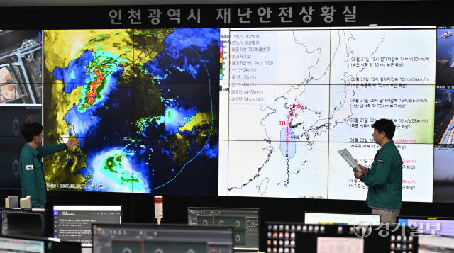 지난 20일 인천 남동구 인천시청 재난안전상황실에서 근무자들이 제9호 태풍 '종다리'의 경로를 상황점검하고 있다. 조병석기자