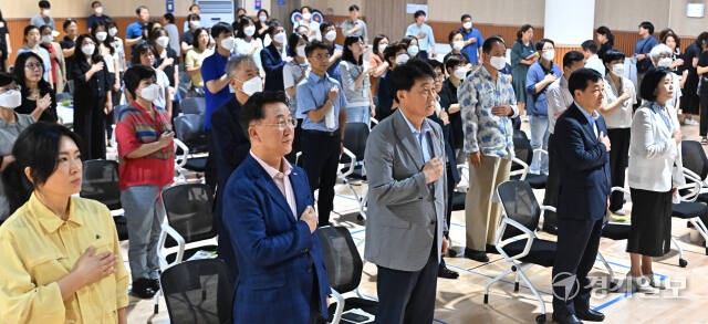 21일 오전 군포시장애인가족지원센터에서 열린 센터 개소식에서 하은호 군포시장, 정윤경 경기도의회 부의장, 김귀근 군포시의회 의장, 고병선 군포시장애인가족지원센터장 등이 국민의례를 하고 있다. 홍기웅기자
