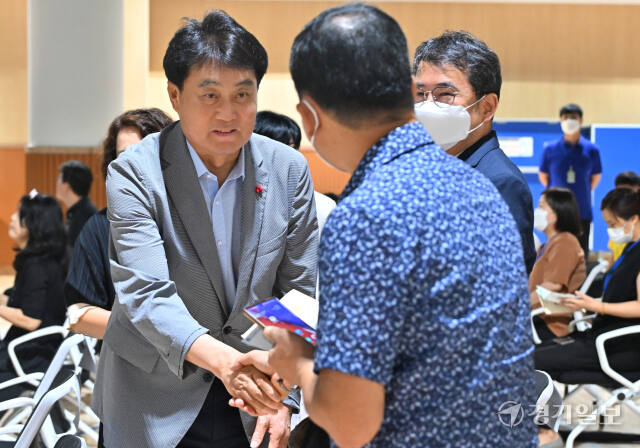 21일 오전 군포시장애인가족지원센터에서 열린 센터 개소식에서 하은호 군포시장이 행사에 참석한 시민과 인사를 하고 있다. 홍기웅기자
