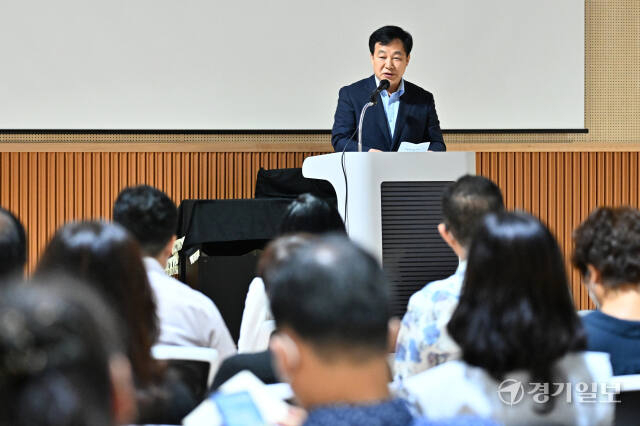 21일 오전 군포시장애인가족지원센터에서 열린 센터 개소식에서 김귀근 군포시의회 의장이 축사를 하고 있다. 홍기웅기자