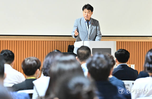 21일 오전 군포시장애인가족지원센터에서 열린 센터 개소식에서 하은호 군포시장이 축사를 하고 있다. 홍기웅기자
