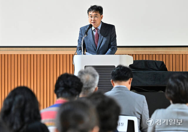 21일 오전 군포시장애인가족지원센터에서 열린 센터 개소식에서 고병선 군포시장애인가족지원센터장이 환영사를 하고 있다. 홍기웅기