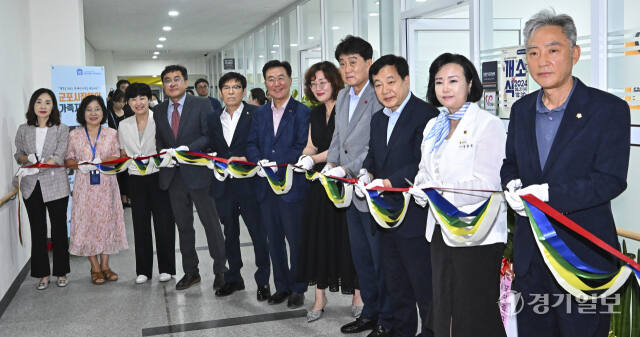 21일 오전 군포시장애인가족지원센터에서 열린 센터 개소식에서 하은호 군포시장, 정윤경 경기도의회 부의장, 김귀근 군포시의회 의장, 고병선 군포시장애인가족지원센터장 등이 센터 테이프 커팅식을 진행하고 있다. 홍기웅기자