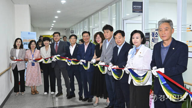 21일 오전 군포시장애인가족지원센터에서 열린 센터 개소식에서 하은호 군포시장, 정윤경 경기도의회 부의장, 김귀근 군포시의회 의장, 고병선 군포시장애인가족지원센터장 등이 센터 테이프 커팅식을 진행하고 있다. 홍기웅기자