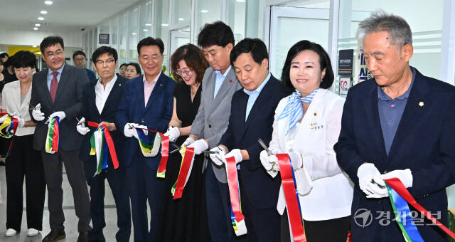 21일 오전 군포시장애인가족지원센터에서 열린 센터 개소식에서 하은호 군포시장, 정윤경 경기도의회 부의장, 김귀근 군포시의회 의장, 고병선 군포시장애인가족지원센터장 등이 센터 테이프 커팅식을 진행하고 있다. 홍기웅기자
