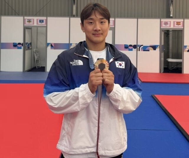 이준환이 파리올림픽에서 획득한 값진 동메달을 들어보이고 있다.선수 본인 제공