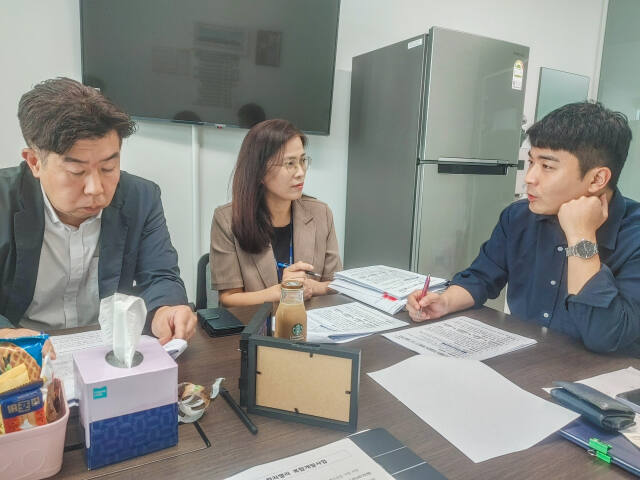 경기도의회 정동혁 의원이 21일 경기도 K-컬처밸리 담당 부서로부터 협약 해제 이후 사업 추진 현황 등을 보고 받고 있다. 경기도의회 제공.