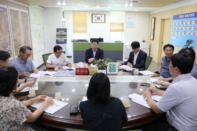 이상균 팔달구청장이 지난 20일 열린 ‘행궁새빛협의회 설립 간담회’에서 행궁동 주변의 핵심 기관장들과 이야기를 나누고 있다. 팔달구 제공