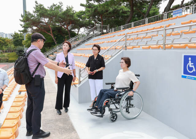 과천시의회 무장애도시포럼, 2차 현장 점검 진행. 과천시의회 제공