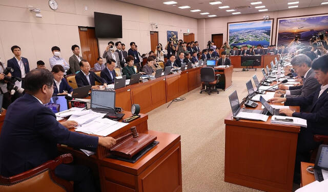 국회 국토교통위원회 맹성규 위원장이 21일 국회에서 열린 전체회의에서 의사봉을 두드리고 있다. 국토위는 이날 전세사기특별법 개정안을 여야 합의로 처리했다. 연합뉴스