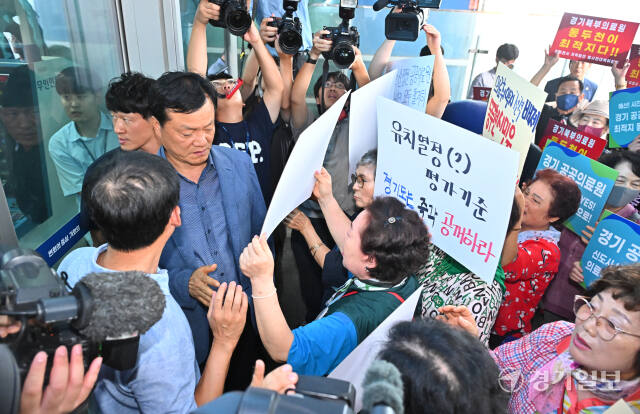 최근 동두천시가 경기 동북부 공공의료원 예비 평가 대상에서 제외되자 동두천 시민단체들이 일제히 반발에 나섰다. 21일 오후 수원특례시 영통구 경기도청에서 열린 '공공의료원 불공정 평가 항의 방문'에서 동두천 시민들이 공공의료원 후보지 선정 재검토 및 공공의료원 예비 평가 내용을 투명하게 밝힐 것을 외치며 민원실에 출입을 시도하고 있다. 홍기웅기자