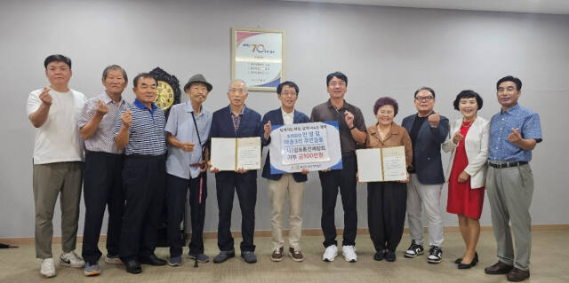 (사)김포통진애향회·장학회 회원들과 주민들이 성금을 기탁한 뒤, 기념촬영을 하고 있다. (사)김포통진애향회·장학회 제공