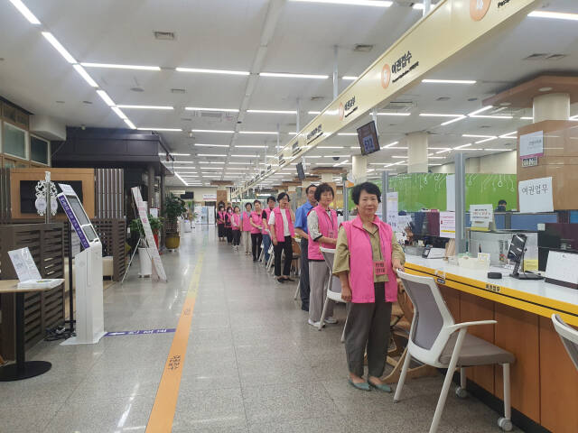 의왕시 종합민원실과 6개동 주민센터에 근무하는 민원 안내 도우미들이 시 종합민원실에서 민원행정서비스 교육을 받고 있다. 의왕시 제공