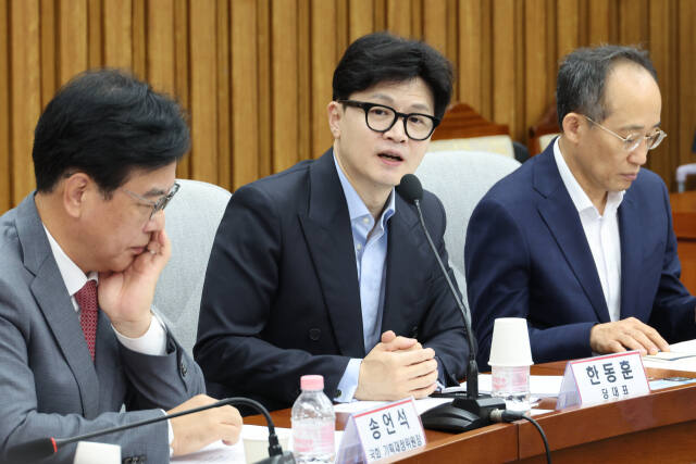 국민의힘 한동훈 대표(가운데)가 22일 오전 국회에서 열린 '국내 자본시장과 개인 투자자 보호를 위한 금융투자소득세 폐지 정책 간담회'에서 발언하고 있다. 연합뉴스