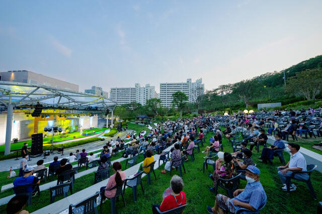 지난 10일 성남문화재단이 성남제1공단 근린공원에서 개최한 찾아가는 ‘문화공간+’ 공연 모습. 성남문화재단 제공