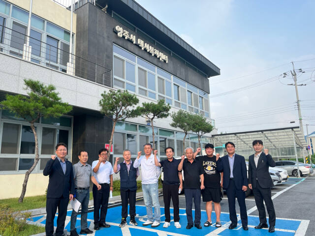 양주시와 택시 법인, 개인택시 관계자가 참석한 가운데 간담회를 갖고 심야시간대 택시 승차난 해소방안 등을 논의한 뒤 기념촬영을 하고 있다. 양주시 제공