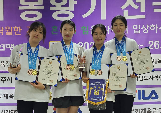 22일 전남 국제사격장서 열린 제54회 봉황기 전국사격대회 여자 일반부 50m 복사 단체전서 우승을 차지한 화성시청이 기념촬영을 하고 있다. 화성시청 제공