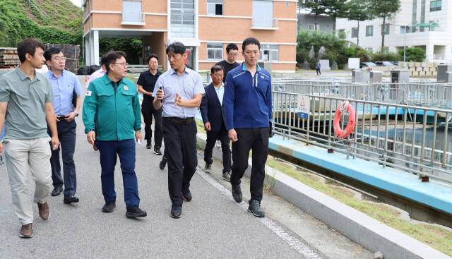 김동구 한강유역환경청장(청록색 상의)이 22일, 광주정수장을 찾아 관계자와 함께 녹조대응 상황을 점검하고 있다. 한강청 제공