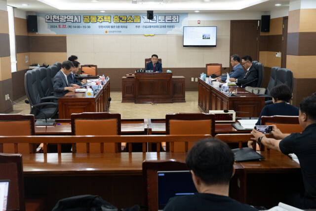 22일 인천시의회 건설교통위원회 회의실에서 열린 공동주택 층간소음 개선 방안 마련을 위한 토론회에서 김대중 건교위원장(국민의힘·미추홀2)이 발언하고 있다. 인천시의회 제공