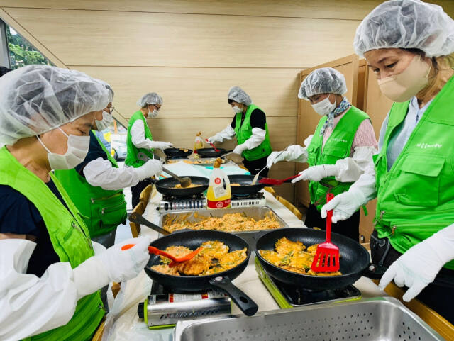 안양시여성벤처기업인연합회가 출범 1주년을 기념해 지역 장애인을 대상으로 물품 지원과 봉사활동을 펼쳤다. 안양시여성벤처기업인연합회 제공
