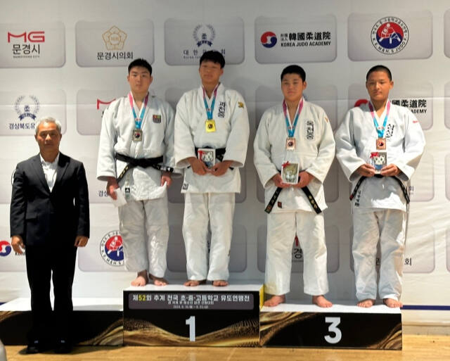 남자 중등 1·2학년 통합부 90㎏급서 우승해 시즌 3관왕에 오른 문준서(오른쪽 3번째)가 시상식 후 기념촬영을 하고 있다.과천중 제공