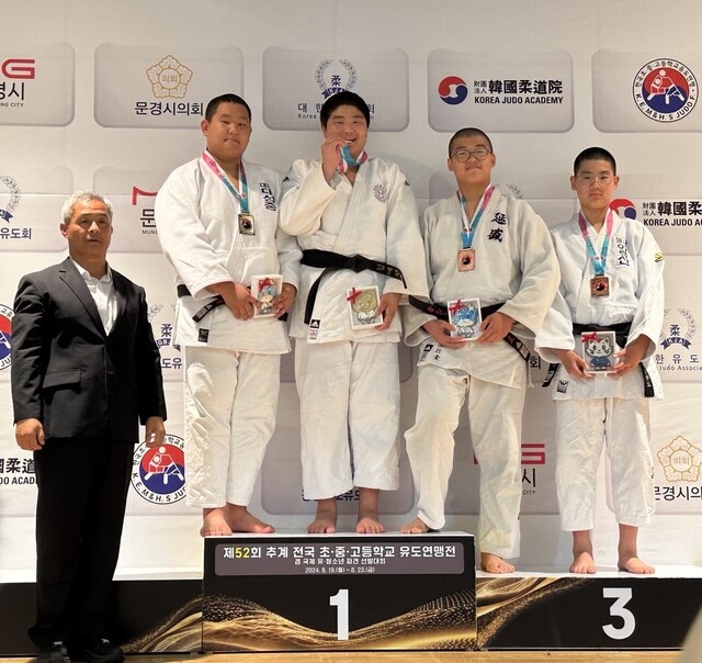 남중부 2학년 +90㎏급서 시즌 첫 정상에 오른 김예찬(왼쪽 두 번째)이 시상대에서 금메달을 입에물고 있다.양평G스포츠클럽 제공