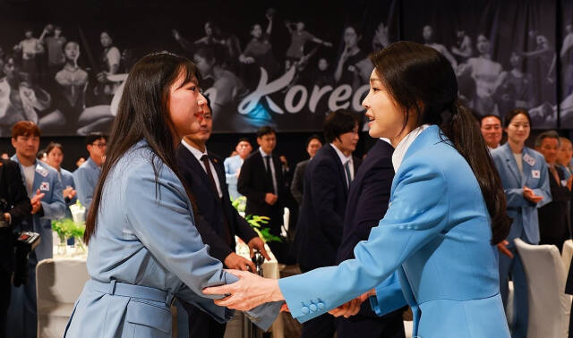 윤석열 대통령의 부인 김건희 여사가 22일 서울 중구 신라호텔에서 열린 '2024 파리올림픽 선수단 격려 행사'에서 양궁 임시현 선수를 격려하고 있다. 연합뉴스