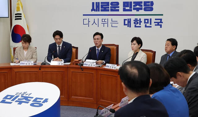 더불어민주당 김민석 최고위원이 23일 오전 서울 여의도 국회에서 열린 최고위원회의를 주재하고 있다. 연합뉴스