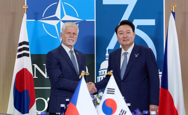 NATO 정상회의 참석을 위해 미국 워싱턴 D.C.를 방문 중인 윤석열 대통령이 2024년 7월 10일 페트르 파벨(Petr Pavel) 체코 대통령과 정상회담을 갖기 전 악수하고 있다. 대통령실 제공