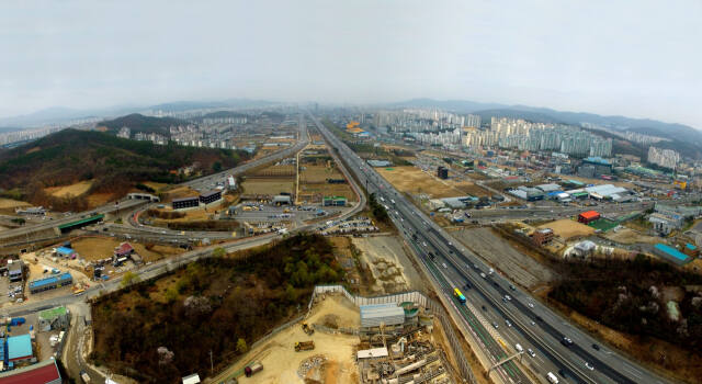 기흥구 용인플랫폼시티 개발예정지와 경부고속도로 전경. 용인특례시 제공