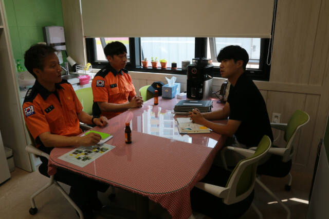 지난 23일 오후 용인 수지구 대지초등학교 공사현장을 찾은 김우연 용인서부소방서 화재예방과장을 비롯한 관계자들이 안전 관리 컨설팅을 진행하고 있다. 용인서부소방서 제공