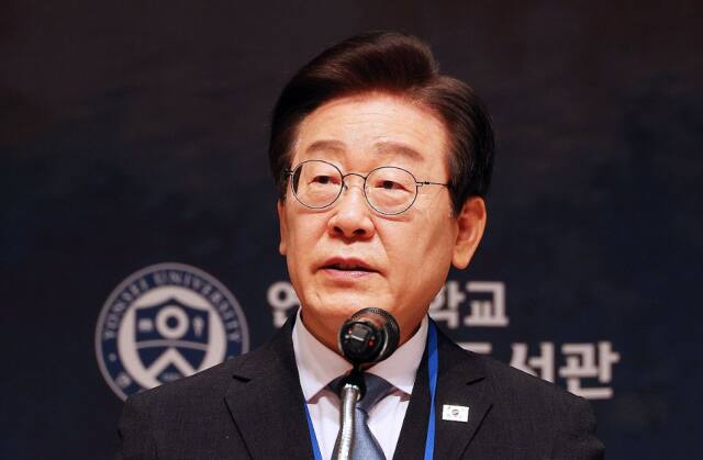 더불어민주당 이재명 대표가 지난 21일 오전 서울 중구 프레스센터에서 열린 김대중 탄생 100주년 포럼 '격랑의 한반도, 대한민국의 길을 묻다'에서 축사하고 있다. 연합뉴스