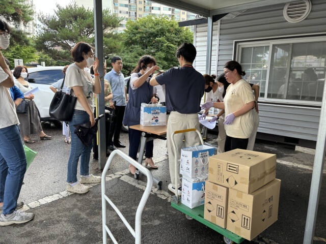 광주시가 감염 취약시설 63곳에 마스크와 소독티슈 등을 나눠주고 있다. 광주시 제공