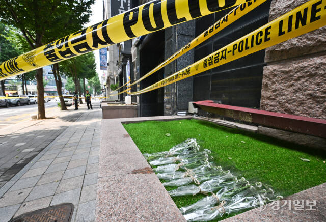25일 오후 부천시 중동 화재 호텔 앞에 고인들의 명복을 비는 국화꽃이 놓여 있다. 지난 22일 이곳 호텔에서 발생한 화재로 투숙객 7명이 숨지고 12명이 다쳤다