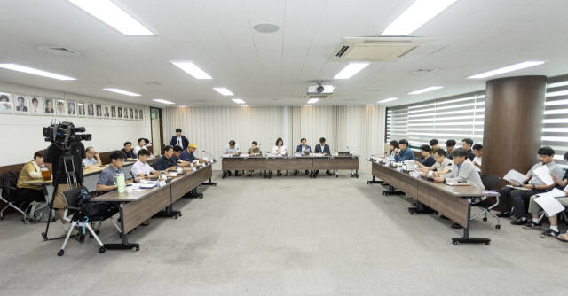 안산시의회 도시환경위 의회 대회의실에서 화랑유원지 생태계 보호 방안을 논의하기 위해 의견수렴 간담회를 개최했다. 안산시의회 제공